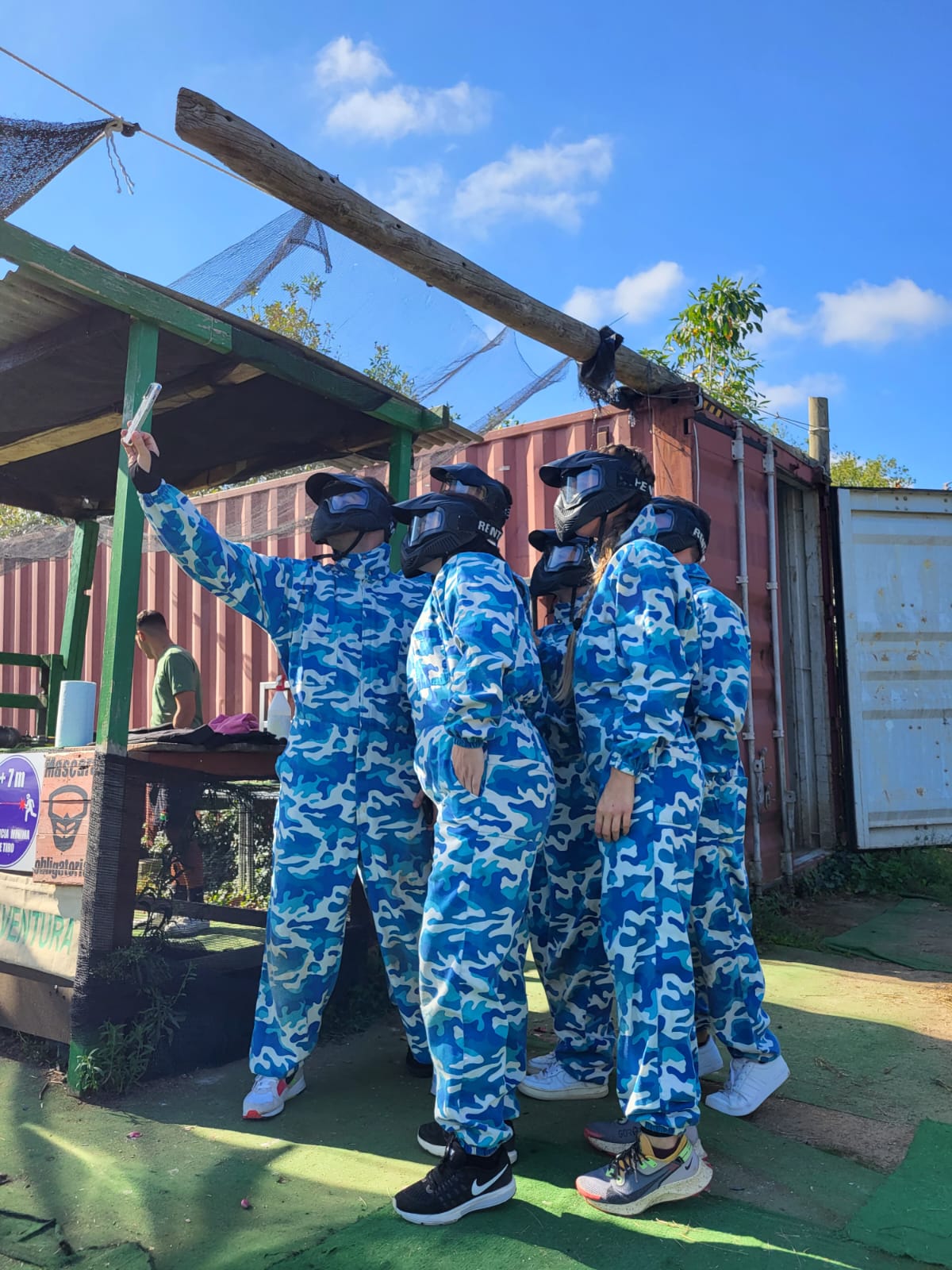 Grup d'amics jugant a paintball a prop de Barcelona
