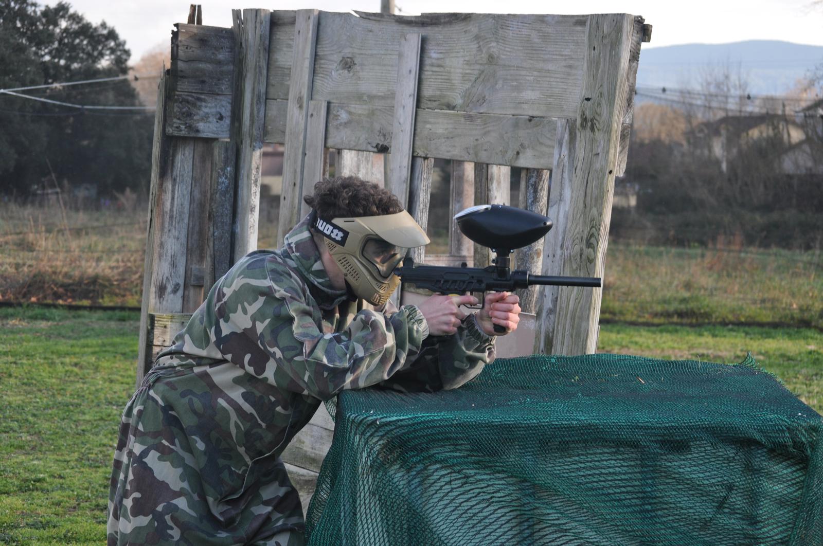 Jugador de paintball apuntant al camp