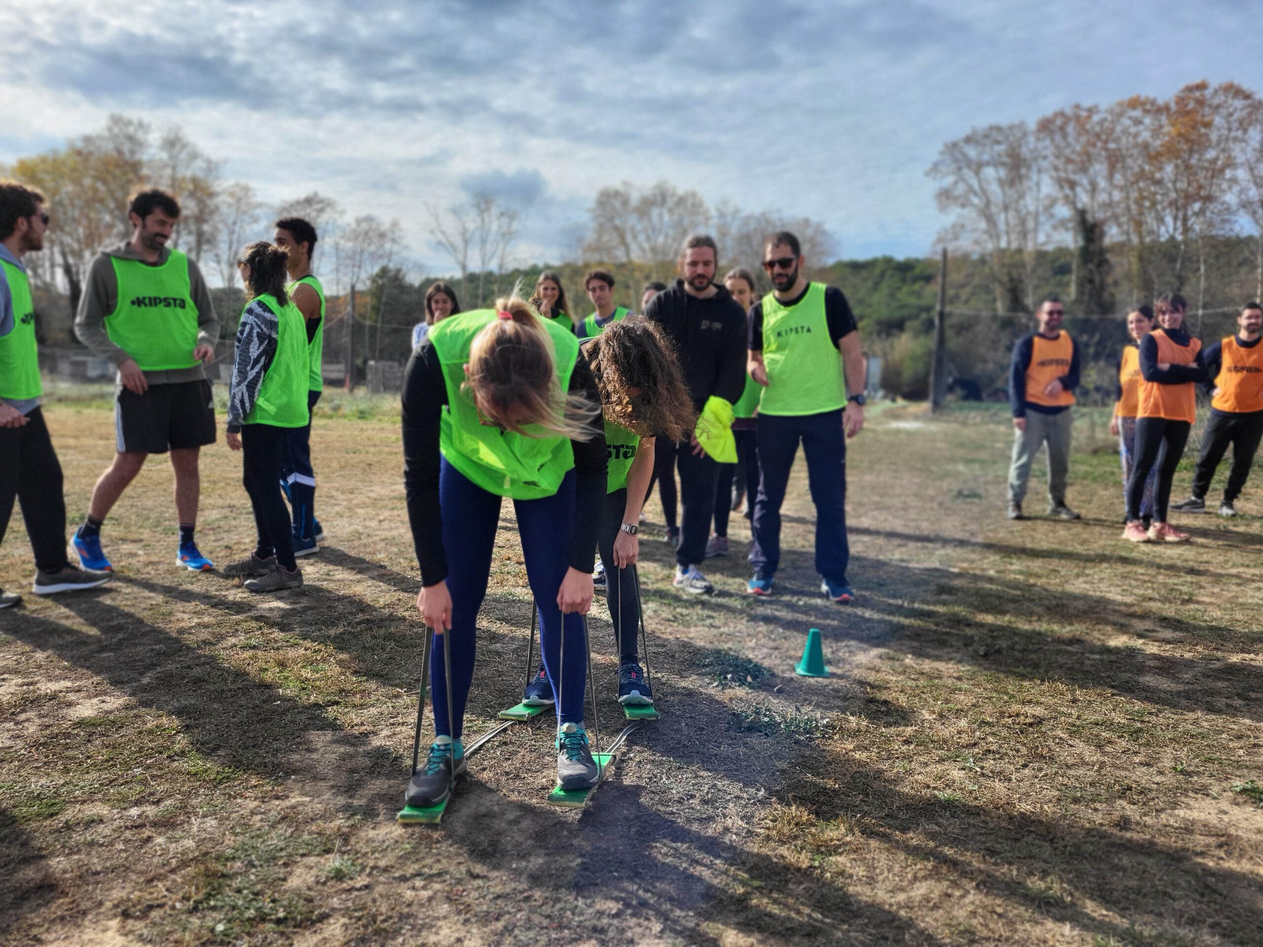Equip fent una activitat de team building